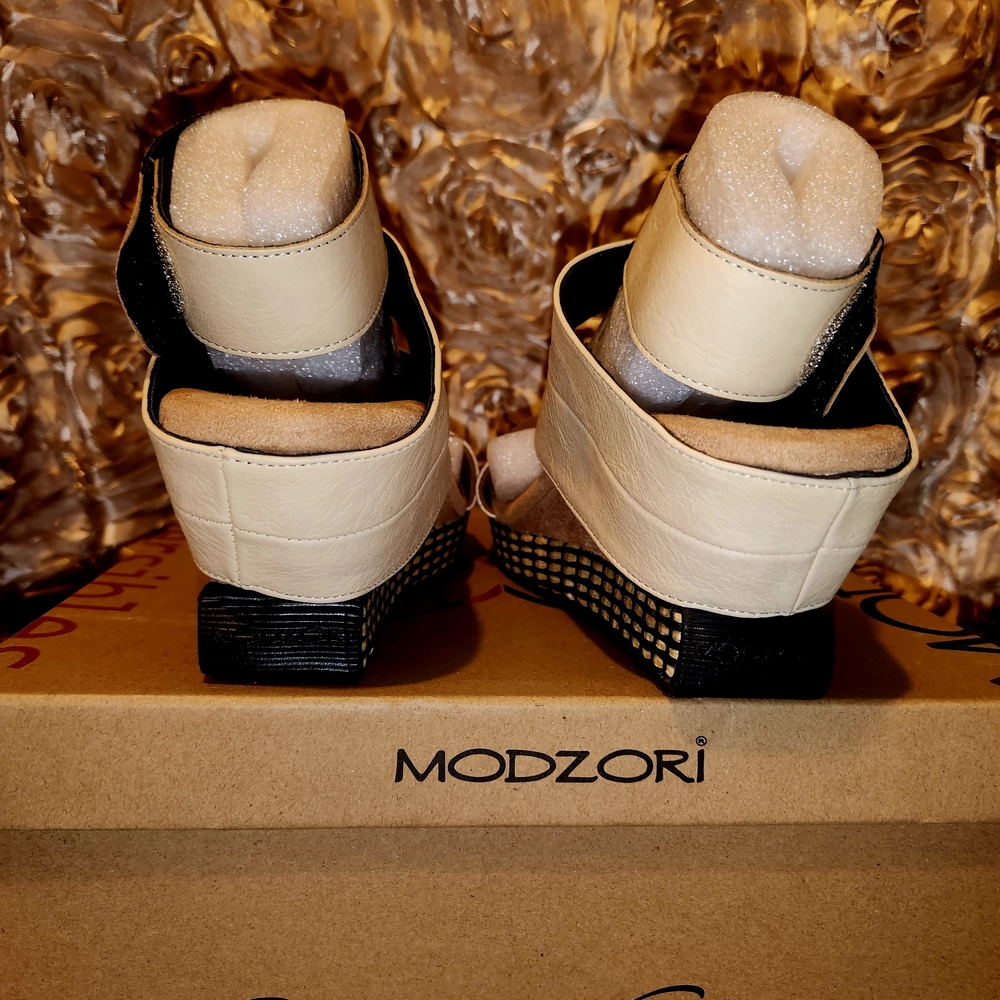 Elegant Black and Gold Women's Wedges - Picture 5 of 13